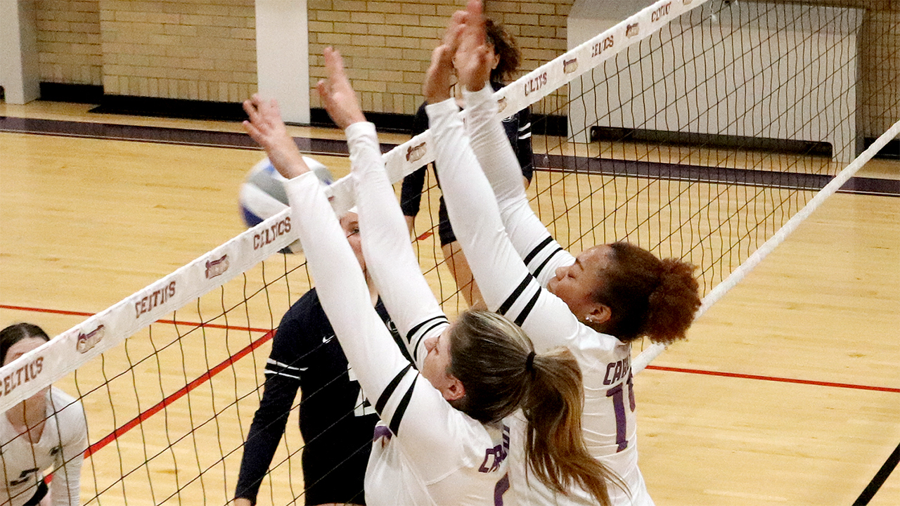 Rebecca Hess and Javonna Perkins go up for the block. Photo by Robert Cifone.